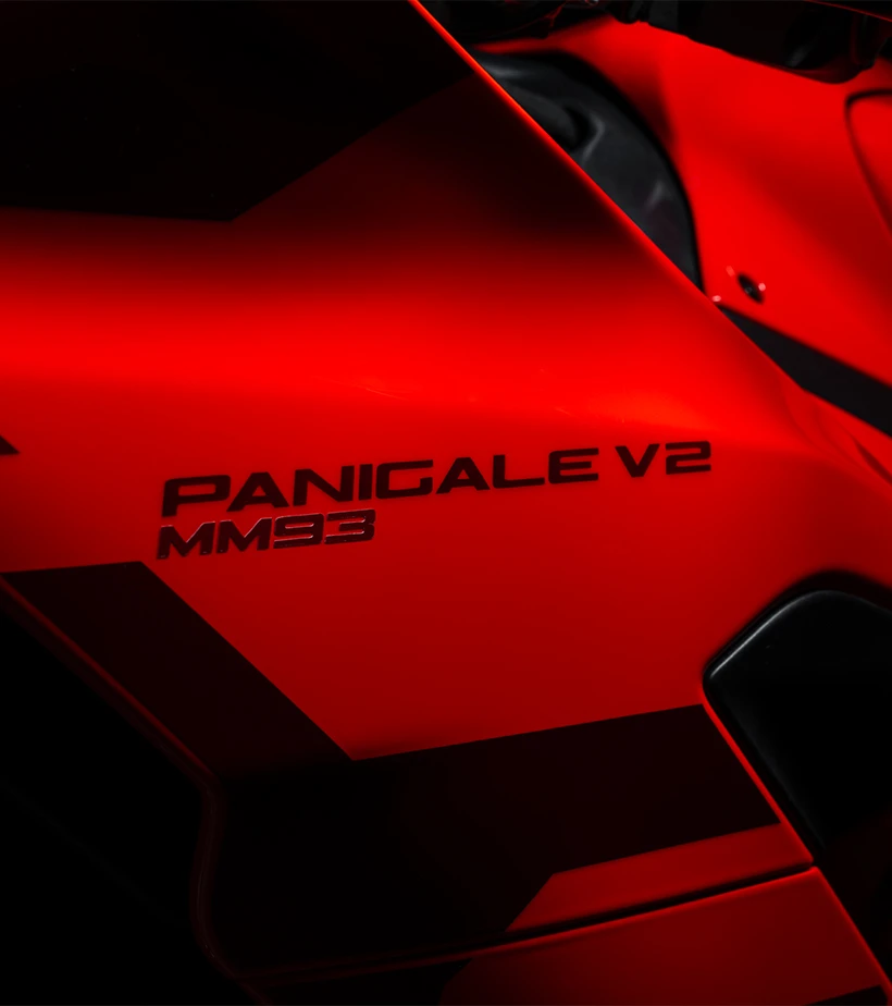 Livery conmemorativa dedicada, inspirada en los primeros tests como piloto oficial de Ducati.